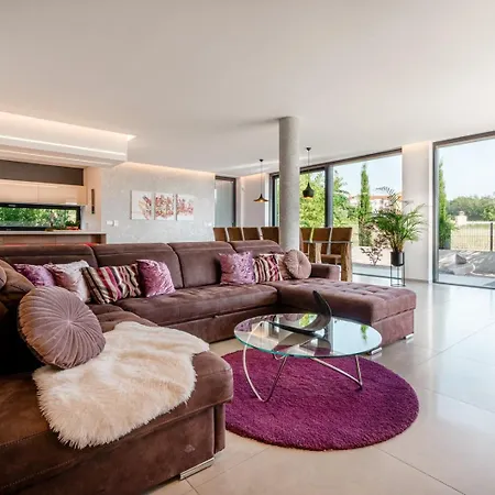 Aria Near Porec For 12 People - Pet Friendly With Wellness & Sea View Βίλα *